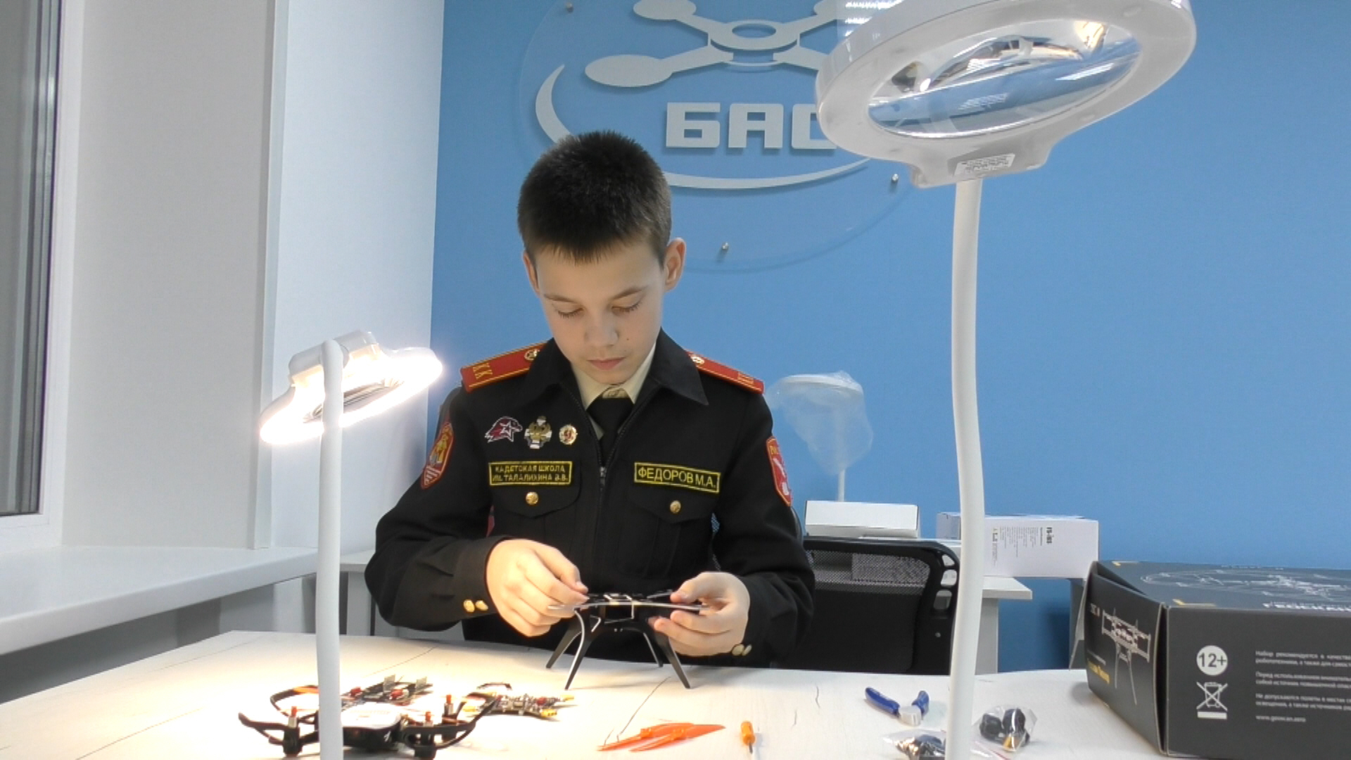 Ученик работает с квадрокоптером